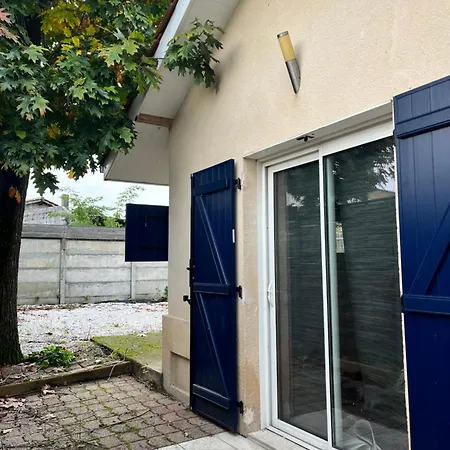 Maisonnette Meublee A *